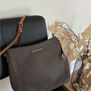 Michael Kors Jet Set Travel Large Logo Messenger Bag